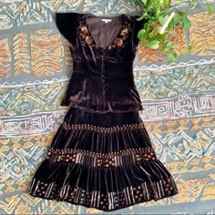 Gorgeous Set To Bring Out The Boho Gypsy Dream In You! This Brown Velvet Set By Nanette Lepore Is Sure To Turn Some Heads And Hearts! The Skirt Is A Size 10: Waist 30”, Length 23”. It Does Have A Couple Missing Sequins. The Top Is A Size 6: Pit To Pit 17.5”, 15” Waist, Length 23”. In Good Used Condition. Will Take To The Dry Cleaners For You If You Pay My Full Asking Price And Request It. Shipping Will Be Delayed For This Option. Smoke Free Home. Spiritual Outfit Boho Style, Saltburn Outfits, Modern Medieval Fashion, Western Whimsigoth, Rock Boho Style, Poor Clothes, Sabrina Style, Cool Skirts, Late 60s Fashion