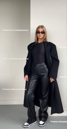 Winter Outfits Daytime, Turtleneck Women Outfit, Cold Evening Outfit, Cozy Black Outfit, Winter Black And White Outfits, All Black Outfit With Leather Jacket, Black Winter Fits, Elegant Streetwear Women, All Black Cocktail Outfit Women