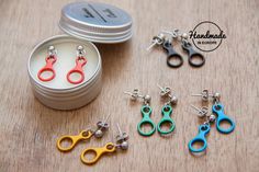 An ideal gift for all female climbing enthusiasts. Handmade in Europe. Gift wrapping included. MATERIAL: eloxed dural (figure 8), stainless steel findings and ball earring post studs (hypoallergenic alternative for metal sensitive people; resistant to rust, oxidation and discoloration) TOTAL LENGTH: app. 2,5 cm / 1 inch Interested in Figure Eight keychain? Click here: https://www.etsy.com/listing/1091466493 If you have any questions about these earrings, please do not hesitate to contact me. If Aluminium Box, Climbing Earrings, Rock Climbers, Sensitive People, Earring Post, Outdoor Lover, Figure 8, Custom Earrings, Unique Presents