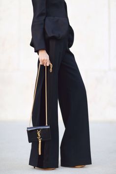 Wide leg trousers & petite tassel bag by YSL - chic style, outfit inspiration Ysl Style, Mode Gossip Girl, Woman In Black, Black Wide Leg Trousers, Total Black, Inspiration Mode, Look Casual, Mode Inspiration