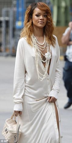 Rihanna style #Chanel Rihanna Fashion, Class Inspiration, Chanel Fashion Show, Vip Room, Necklace Outfit, Vintage Styling