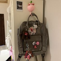 Bookbag Inspo For School, Backpack With Keychains And Pins, Bag Packs For College, Dark Academia Astethic Outfits, Cute Backpacks Aesthetic, Aesthetic School Backpack