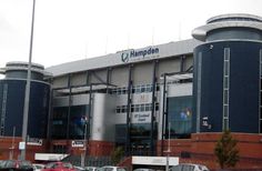 a large building with many cars parked in front