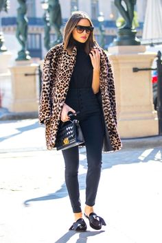 Olivia Culpo rocking one of winter's best coat trends—leopard print. Leopard Coat Street Style, Leopard Fur Coat Outfit, What To Wear In New York, Model Chic, Coat Street Style