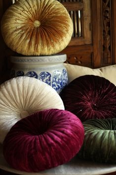 Round Pillows, Creative Pillows, Pillows Decorative Diy, Sewing Cushions, Curated Home, Pillow Crafts, Bantal Sofa, Luxury Pillows, Sewing Pillows