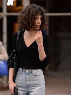 Curly Hair Bob Haircut With Bangs, Curly Haircut With Bangs, Curly Hair Trends, Natural Curly Hair Cuts, Hype Beast, Curly Hair Photos, Short Curly Haircuts, Haircuts For Curly Hair, Artist Outfit