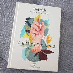 there is a book about sempiterino written in spanish on the bed sheet