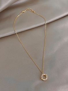 Para saber mais sobre o Colares Decoração de strass Anel Amuleto em SHEIN.✓R$12 Off NO PRIMEIRO PEDIDO✓Mais de 500 atualizações diarias Ring Charm Necklace, Chain With Pendant, Unique Gold Jewelry Designs, Locket Design, Unique Gold Jewelry, Gold Jewelry Designs, Gold Jewels Design