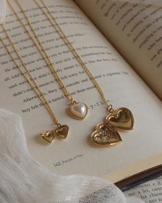 قلادات متدلية, Delicate Gold Necklace, Dope Jewelry, Jewelry Lookbook, Girly Jewelry, Jewelry Inspo, Dream Jewelry, Pretty Jewellery, Piercing Jewelry