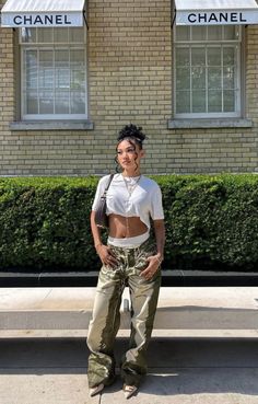 outfit ideas,streetwear ideas,plain tee,pose ideas,pic ideas,aethetic ,fashion inspo Fit Poses Instagram, Street Ware Aesthetic, Street Fashion Poses, Outfit Check Poses, Cool Poses For Pictures, Street Wear Poses, Fit Pic Poses, Fit Check Poses, Instagram Pose Ideas Standing