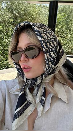 Bandana Covering Hair, Scarf And Sunglasses Outfit, Chic Head Scarf, Bandana On Head Outfit, Old Money Hair Scarf, Dior Silk Scarf Outfit, Hair Scarf Aesthetic, Dior Scarf Outfit, Head Scarf And Sunglasses