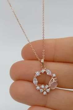 Еще больше модных ювелирных изделий в нашем магазине ♡ قلادات متدلية, Diamond Pendants Designs, Jewelry Set Design, Small Necklace, Gold Ring Designs, Bangles Jewelry Designs, Gold Fashion Necklace, Gold Jewelry Simple, Jewelry Design Earrings