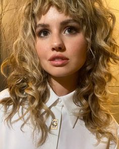 Edgy Curly Haircut, Curly Wolf Cut, Wolf Cuts, Straight Across Bangs, Curly Haircut, Sandy Blonde, Long Bob Haircuts, Estilo Hippie, Debby Ryan