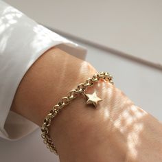 14K Solid Gold Star Charm Bracelet: Our classic 14k solid gold rolo chain bracelet featuring a chic star charm is the perfect finishing touch for any outfit. It looks gorgeous on its own but can easily be paired with other bracelets for a bolder look. This beautiful charm bracelet is a piece that will last for generations and is a classic style that is guaranteed to be a go-to piece in your jewelry collection. Love this style? Check out our 14k solid gold heart charm bracelet, for another option Everyday Gold Jewelry, Everyday Jewelry Gold, Star Charm Bracelet, Charm Bracelet Gold, Gold Charm Bracelet, Pearl Collection, Stacked Jewelry, Jewelry Show, Gold Bracelet Chain