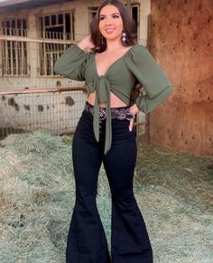 Emerald Green Vaquera Outfit, Green Vaquera Outfit, Dark Green Top Outfit, Jaripeo Outfits Mexican Women, Jaripeo Fits, Baile Outfits Jaripeo, Rancho Outfits, Jaripeo Outfit