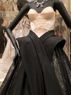 Dior Gallery, Dior Museum, Dior New Look, Haute Couture Details, Expensive Clothes, Archive Fashion, Dress Images, Historical Dresses, Historical Fashion