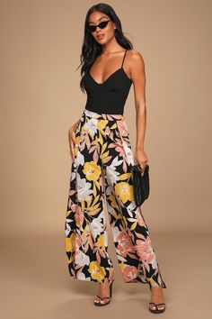 Black Floral Print Pants - Wide-Leg Pants - Side Slit Pants - Lulus Palazzo Outfit Ideas, Flower Pants Outfit, Palazzo Pants Outfits, New Trendy Outfits, Palazzo Outfit, Floral Pants Outfit, Palazzo Pants Outfit, Lulu Pants, Outfit Ideas 2024