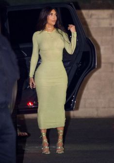 Kim K Dresses, Kardashian Girls, Estilo Kardashian, Kim Kardashian Dresses, Trajes Kylie Jenner, Kim Kardashian Outfits, Modest Casual Outfits, Kim K Style, Kardashian Outfit