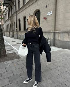 Straight Jeans Outfit, 00s Mode, Looks Jeans, Black Jeans Outfit, Neue Outfits, Outfits With Converse, Autumn Clothes, All Black Outfit