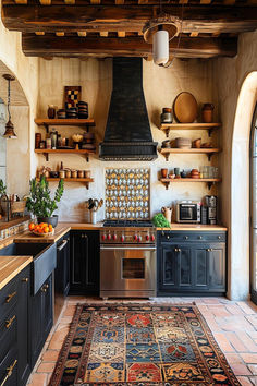 Elegant Spanish style kitchen with black cabinetry and detailed tile backsplash. Spanish Tile Countertop, Spanish Style Kitchen Ideas, Kitchen Ideas Classic, Spanish Tile Kitchen, Spanish Kitchen Design, Design Kitchen Cabinets, Repainting Kitchen Cabinets, Southwest Kitchen, Spanish Style Kitchen