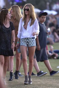 Outdoor Concert Outfit Summer, Coachella Celebrities, Rosie Huntington Whiteley Style, People Crowd, Festival Chic, Concert Fashion