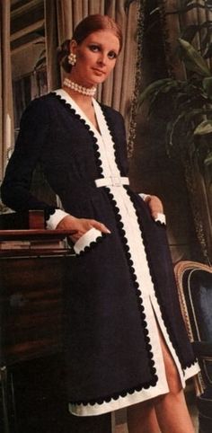 Black And White Outfit, Fashion 1970s, Seventies Fashion, Vogue Pattern, Vogue Patterns, Black And White Dress, April May, Vintage Couture, 1970s Fashion