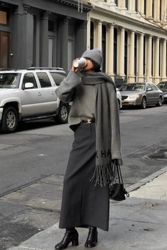 Grey Maxi Skirt Outfit, Gray Skirt Outfit, Demure Outfit, Scandi Fashion, Rok Outfit, Grey Maxi Skirts, Stile Hijab, Maxi Skirt Outfits, Casual Chique