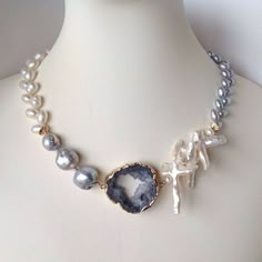 Pearl Jewelry Design, Pearl Necklace Designs, Semi Precious Jewelry, Silver Jewelry Necklace, A Necklace, Jewelry Outfit, Bijoux Diy, Bead Jewellery, Stylish Jewelry