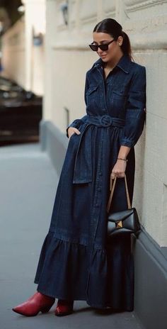 Denim Dress Outfit Winter, Looks Total Jeans, Jeans Gown, Denim Dress Outfit, Long Denim Dress, Denim Maxi Dress, Sustainable Clothing Brands, Organic Cotton Dress, Elegante Casual