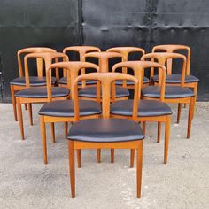 a bunch of chairs sitting next to each other