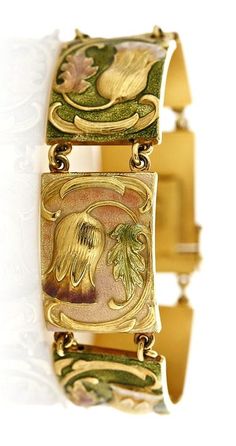 Masriera y Carreras. Pulsera. C. 1900. Oro con decoración en relieve y esmaltes "basse-taille". s.l. Bijoux Art Deco, Bijoux Art Nouveau, Nouveau Jewelry, Art Nouveau Jewelry, Deco Jewelry, Enamel Jewelry, Gems Jewelry, Antique Jewellery, Vintage Jewellery