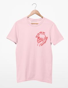 Camiseta. tecido: algodão penteado fio 30.1. costura: camiseta com reforço ombro a ombro, que garante um acabamento premium e  maior durabilidade à peça. . modelagem unissex. estampa: serigrafia e impressão digital. produção por demanda: cada peça é criada especialmente pra você <3 .  . camiseta sobre a estampa.  . a estampa das camisetas da use bem te vi são feitas por serigrafia (silk screen) ou impressão digital,  feita diretamente na camiseta. o processo serigráfico da camitseta é totalmente artesanal e feito por nós, desde a gravação das telas que serão utilizadas até a estampa da blusa! a impressão digital também é toda feita por nós e utiliza tintas ultrachrome dtg da epson, que não gera resíduos tóxicos para o meio ambiente e tem a maior definição de cores do mercado. o tamanho Silk Screen