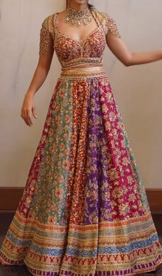 Sangeet Lengha Bridal, Lehenga Inspo Aesthetic, Cocktail Gowns Indian Weddings, Mehendi Bridal Outfit, Trending Bridal Lehenga, Ethnic Gowns Indian, Tarun Tahiliani Lehenga, Zari Lehenga, Mehendi Lehenga