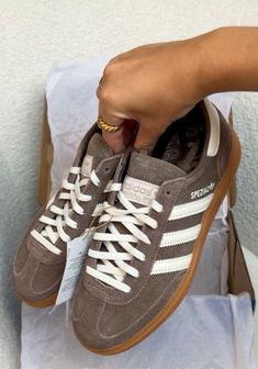 Adidas, Adidas Shoes, Adidas Spezial, brown shoes, Spezial brown, matching shoe, minimalistic shoe, trendy, basic outfits, Adidas Sambas Cool Girl Shoes, Spezials Adidas Outfit, Outfits With Gazelle Adidas, Spezials Adidas, Outfit Marron, Sneakers Adidas Women, Addias Shoes, Adidas Shoes Samba, Samba Gazelle