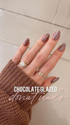 September Nails Tan Skin, Fall Chrome Dip Nails, Fall Glossy Nails, Chocolate Glazed Chrome Nails, Casual Classic Style Fall Outfits, Chocolate Glazed Nails Short, Chocolate Chrome Almond Nails, Hot Chocolate Chrome Nails, Fall2023 Nails