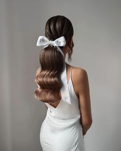 Sleek ponytail meets Hollywood glam with cascading curls tied with a luxurious Christian Dior ribbon—perfect for adding a touch of red carpet elegance to any occasion. 💁‍♀️🎀 #HairInspo #PonytailHairstyle Barbie High Ponytail, High Ponytail With Side Bangs, Hollywood Waves Ponytail, Ponytail With Side Bangs, Classy Ponytail, Simple Ponytail Hairstyles, Dior Ribbon, Clean Girl Style, Cascading Curls