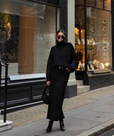 Black Skirt Winter, Long Black Skirt Outfit, Long Skirt Winter, Satin Skirt Outfit, Black Skirt Outfits, Long Skirt Outfits, Winter Skirt Outfit, Maxi Skirt Outfits