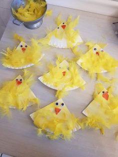 the paper plates have been made to look like chicks