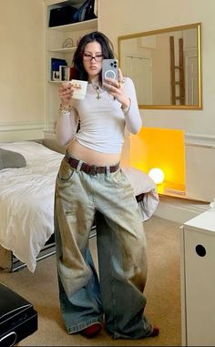 Pakaian Hipster, Shiny Pants, Low Waist Jeans, Tomboy Outfits, New Retro, 90s Streetwear, Swaggy Outfits, Jeans For Women, Waist Jeans