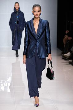 Giorgio Armani Fall 2024 Ready-to-Wear Collection | Vogue Dramatic Dresses, Fashion Trends Winter, Milano Fashion Week, Fall 2024, Milan Fashion Week, Giorgio Armani, New York Fashion