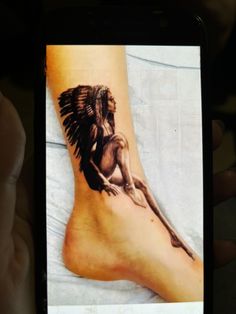 Tattoo Indien, Native American Feather Tattoo, Indian Women Tattoo, Native Headdress, Native Indian Tattoos, Indian Girl Tattoos, Headdress Tattoo, Indian Feather Tattoos, Native American Tattoos