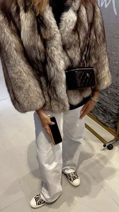 Winter Outfits With Fur Coat, Winter Coat Outfits Aesthetic, Paris Winter Fashion 2024, Fall Style 2024 Women, Fur Jacket Outfit, Fur Coat Outfit, Mode Zara, Stockholm Fashion