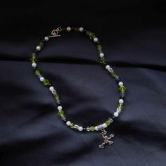 Beaded necklace with a frog charm. Color palette: green, black, white. Length: 38cm. The necklace ends with a toggle closure. Fairycore Jewelry, Palette Green, Frog Necklace, Crystal Green, Cottagecore Coquette, Green Crystals, White Flower, Jewelry Handmade, Charm Necklace