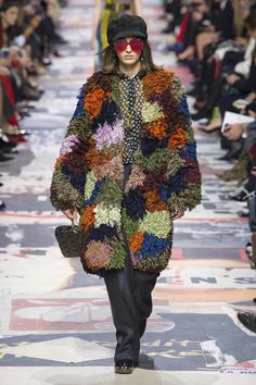 Christian Dior Fall 2018 Ready-to-Wear collection, runway looks, beauty, models, and reviews. Christian Dior Runway, Dior Ready To Wear, Vogue Russia, Big Fashion, Fashion 2018, Fall Fashion Trends, Fashion Show Collection, Fall 2018, Mode Inspiration