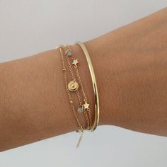 قلادات متدلية, Gold Bracelets Stacked, Double Bracelet, Preppy Jewelry, Wrist Jewelry, Coin Bracelet, Jewelry Accessories Ideas, Classy Jewelry, Jewelry Essentials