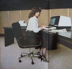 60s Women, Computer History, Retro Office, Old Computers, Quick Guide, Retro Futurism, Working Woman, Office Fashion, Business Branding