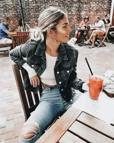 hollister white longsleeve with LF ripped jeans Grey Denim Jacket, Millennials Fashion, Denim Jacket Outfit, Vogue China, Mode Boho, Fall Inspo, Looks Street Style, Jacket Outfit, Winter Fits