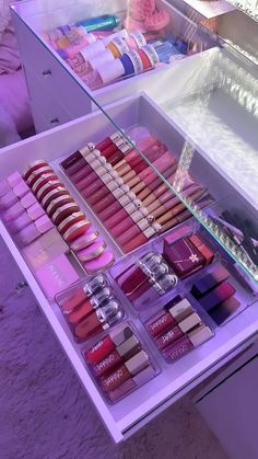 Lashes Organization, Vanity Aesthetic Makeup, Vanity Makeup, Makeup Vanity Aesthetic Pink, Makeup Vanity Organization, Vanity Setup, Make Up Desk, Aesthetic Pink Vanity, Vanity Organization Ideas