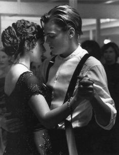 a man and woman kissing each other in front of a poster that says, el titanio nos ensena