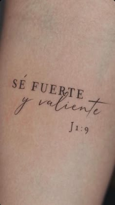 a tattoo with the words se fuerte y valentee written on it